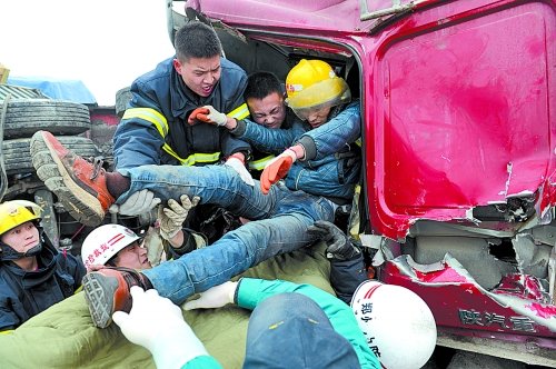 郑州现五辆大货车连环追尾 一司机被迫截肢